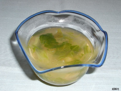 透き通った汁とレタス が浮かび淡い色合いが優しいレタスとエビのスープの写真