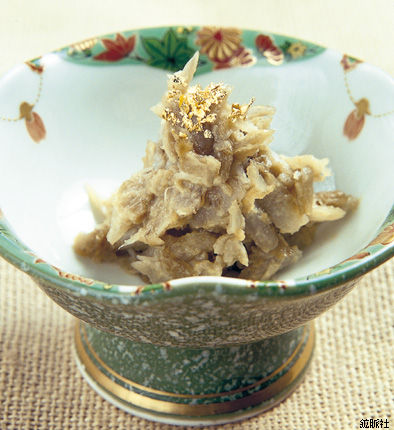 白味噌風の和え衣で束ねた細切りのごぼうがこんもり盛られ胡麻が散らされた、たたきごぼう風の写真