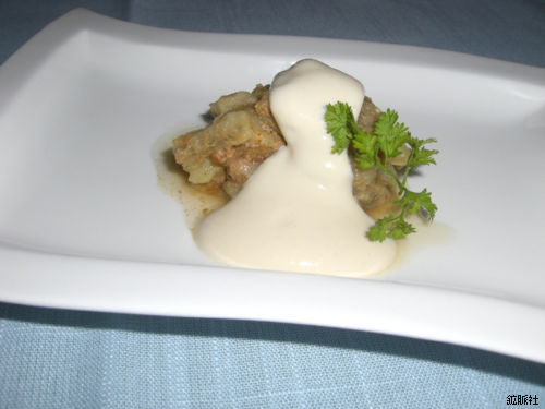 焼きナスにとろりとした白いソースがかかりセルフィーユ添えられた、焼きなすの豆腐ソースかけの写真