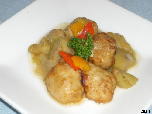 彩りのよい野菜が盛られソースと絡むこんがり揚がった鶏肉となすの味噌炒めの写真