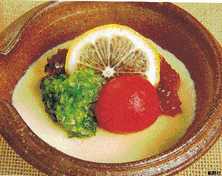 オクラの和え物とプチトマトに薄切りレモンが添えられた、冷製豆乳蒸しの写真