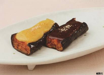 淡い黄色と濃い茶色の田楽味噌がそれぞれかけられた、なす田楽の写真