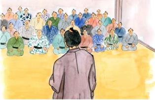 広い畳敷きの部屋の奥に座る大勢の村人たちに向かって、手前に立つ一人の侍が背中を向けながら語りかけているイラスト