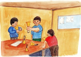 茶色の大きな机を囲み、楽譜を確認しながら金色のハンドベルを手に取って練習に励む三人の若者の姿を描いたイラスト