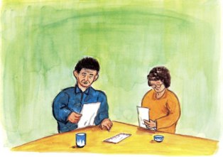 緑色の背景の前で、大きな木の机を囲みながら真剣な表情で手紙に目を通している、青い服を着た男性とオレンジ色の服を着た眼鏡の女性の姿を描いたイラスト