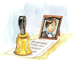 机の上に置かれた黒いリボンがかけられた遺影の男性の前に、金色のハンドベルと下に敷かれた楽譜を描いた故人を偲ぶイラスト