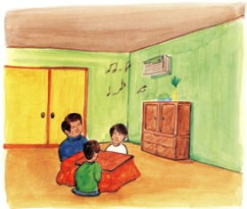 緑色の壁と黄色い扉がある室内で、赤い炬燵を囲んで座る三人の人物が、壁側の棚の上にあるラジオから流れる音楽に耳を傾けながら穏やかに過ごしている様子を描いた日常の風景を表現するイラスト