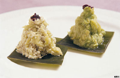 昆布に載せた小山状の和え物が薬味を添えて並ぶ二色白和えの写真