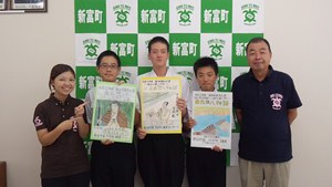 文化祭をPRする生徒と役場職員