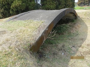 掩体豪１　（東側から）