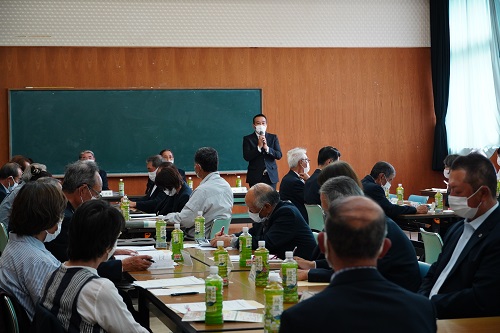 総会冒頭であいさつを述べる小嶋町長