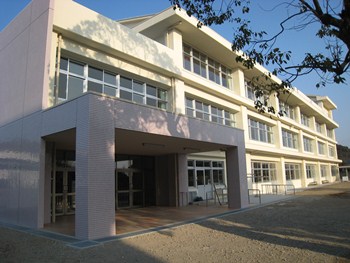 新田中学校正面