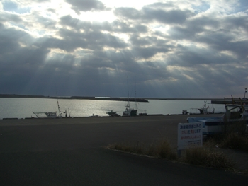 富田漁港に太陽に光が注ぐ