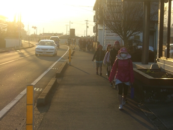 登校中の子供たちへおはようございます