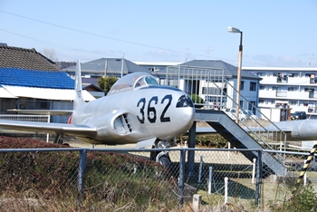 駅横の戦闘機