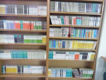 図書室の本棚