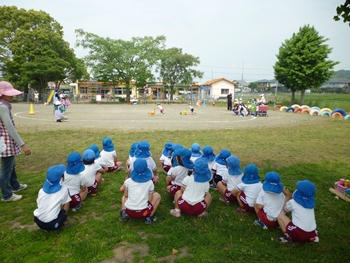 小さいお友達を見守る青組さん