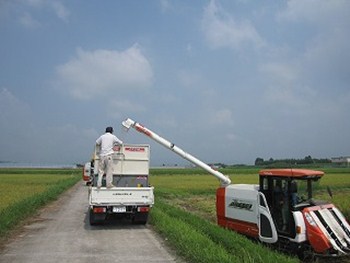 コンバインからタンクへ