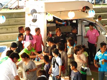 川南町「まるみ豚バーガー」、木城町の「焼き鳥」を販売