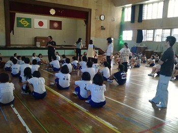小学生に指導中