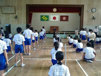 小学生に指導中