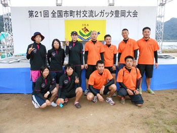 成年女子青年男子集合写真