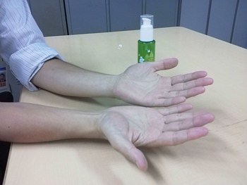 どんぐりを使用した手