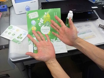 どんぐりを塗った手