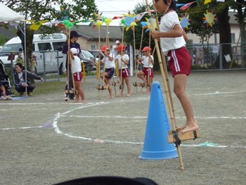 竹馬に乗ってます