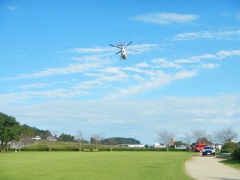 搬送するため離陸するドクターヘリ