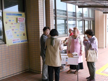 まごわやさしいお味噌汁試食中の様子