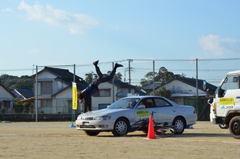 サンキュウ事故で人がはねられる