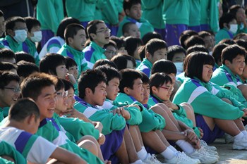 実演を見る子供たちの表情