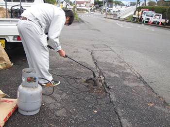 ガスバーナーにより路面を乾燥させます